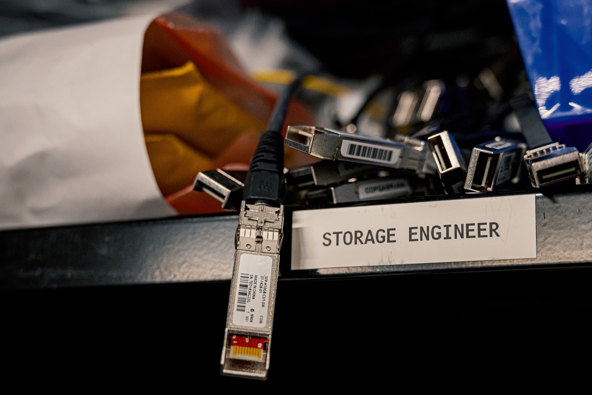 Dispositivi di archiviazione su scaffale con etichetta con scritto "Storage Engineer"